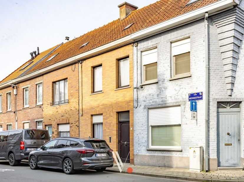 Deze woning is centraal gelegen in het centrum van Izegem, op wandelafstand van scholen, kinderopvang, openbaar vervoer en andere voorzieningen.<br />