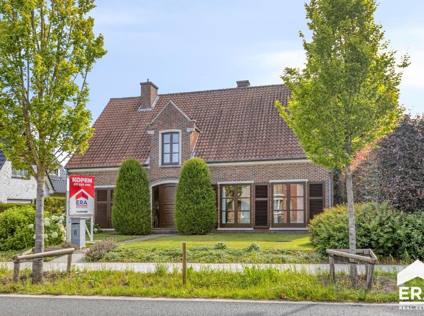 Lommel: Instapklare vrijstaande woning met 4 (mogelijk 5) slaapkamers. Gelegen in centrum nabij scholen en winkels.Bijzonderheden: Royale inkomhal met