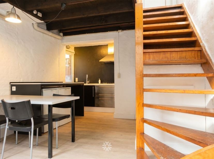 GENT - Krijgsgasthuisstraat: Ben je op zoek naar een gerenoveerde woning in een gezellige zijstraat te huur in Gent? Lees dan snel even verder.<br />