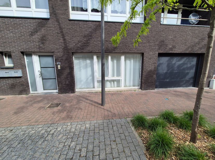 Instapklaar appartement gelijkvloers gelegen in het centrum.  Bestaande uit living, keuken (kasten, enkele inox afwasbak, elektrisch fornuis, microgol
