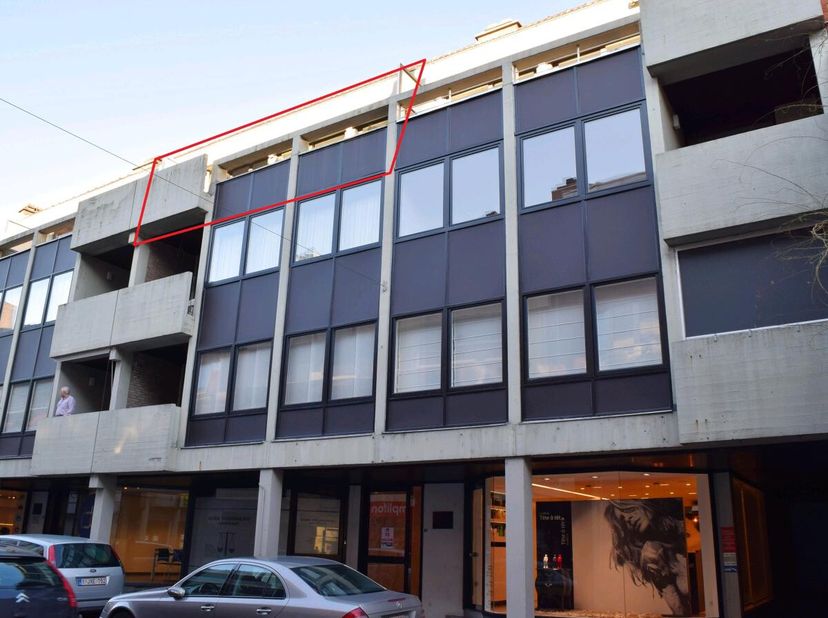 Te huur: ruim appartement met twee slaapkamers en garage in het centrum van Waregem. Dit appartement met een bewoonbare oppervlakte van 100 m² is gele