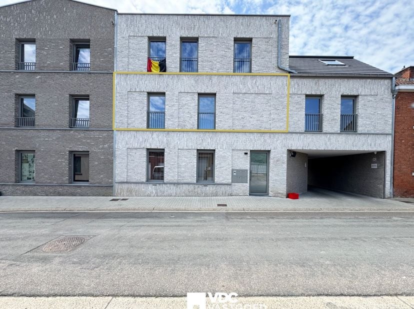 Dit modern nieuwbouwappartement is gelegen op de eerste verdieping van deze kleinschalige residentie en wordt ingedeeld met een woonkamer met open keu