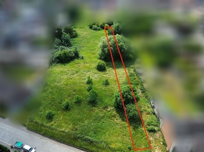 GOED GELEGEN GROND VOOR GESLOTEN BEBOUWING<br />
Vraagprijs : 77.500 euro.<br />
Lot 2 : A894p met opp. 9a46.<br />
Dit perceel, gelegen tussen hui