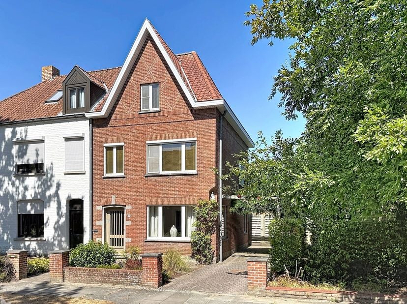 Op zoek naar een woning met een perfecte ligging en waar je onmiddellijk in kunt trekken? Deze halfopen woning is rustig gelegen en biedt een praktisc