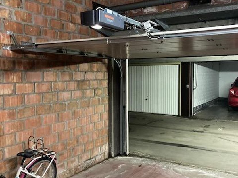 De centrale ligging en de grote vraag op die locatie naar degelijke garages te huur maakt deze eigendom heel attractief voor vastgoedbeleggers die een