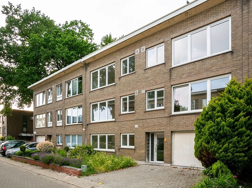 Dit luxueus en kleinschalig renovatieproject (slechts vijf eenheden) is gelegen in de gegeerde Zwarte Arendwijk, heel rustig wonen en toch zit je niet