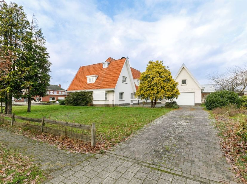 Te renoveren villa met vier slaapkamers op een perceel van 15a18ca te Herentals.<br />
<br />
Gelegen net buiten het centrum van Herentals aan de fe