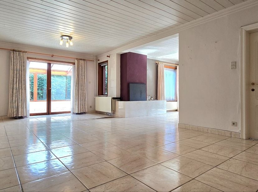 Voor een afspraak bel Kim 0473 72 33 62.<br />
<br />
Te renoveren woning HOB met 3 en mogelijk 4 slaapkamers aan de rand van het centrum van Lummen m