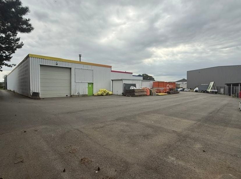 Magazijn van 46 meter lengte x 12 meter breedte, met sectionale poort en loskade. Vrije hoogte 5 meter.<br />
Sanitair keuken en 2 toiletten.<br />
Gr