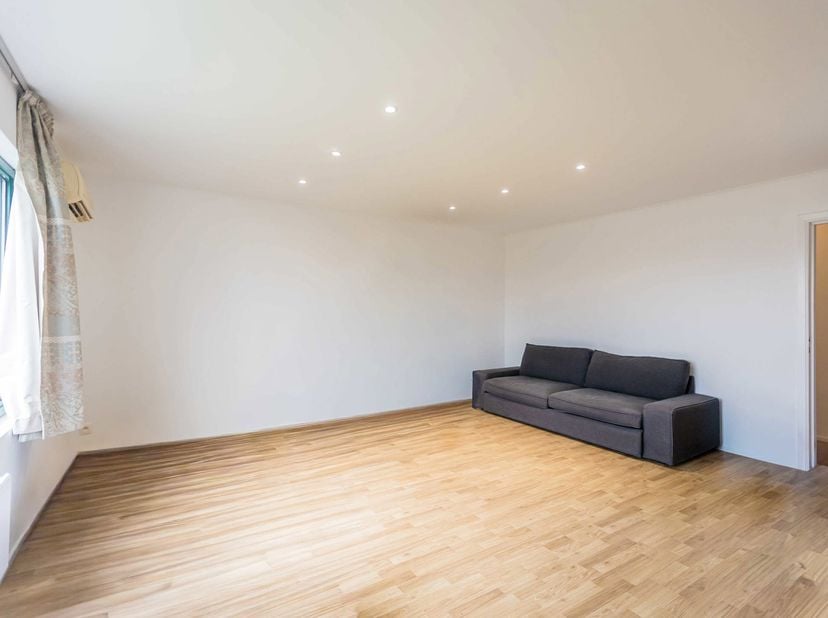 Bureau de 40 m² idéalement situé en plein cur du zoning nord de Wavre, au premier étage dun immeuble bien tenu. Lespace se compose dun open space lumi