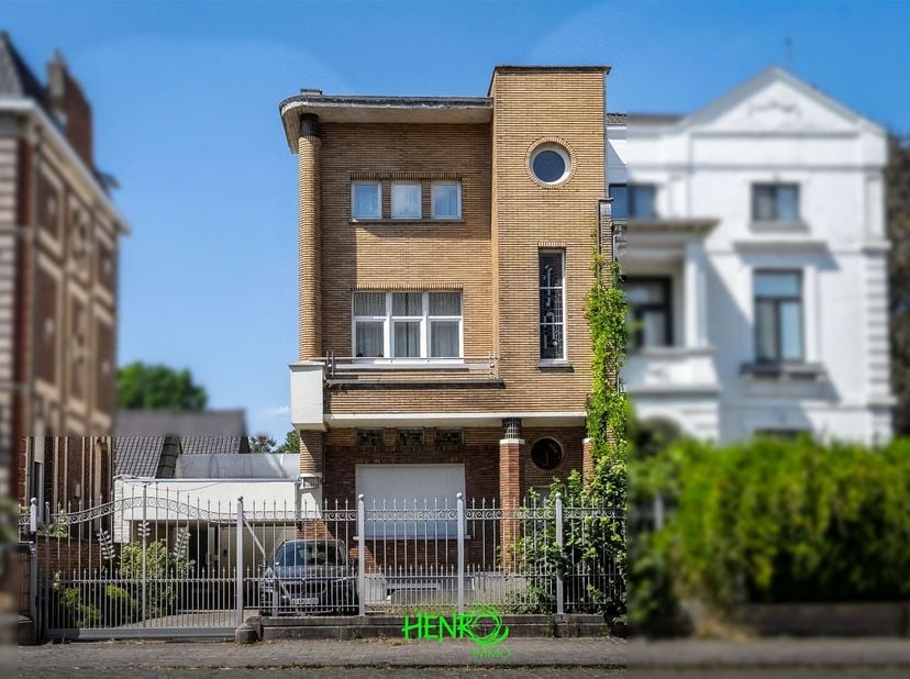 À quelques minutes de la ville, cette superbe maison de maître allie charme, authenticité et beaux volumes. Dès l'entrée, vous découvrirez un vaste ha