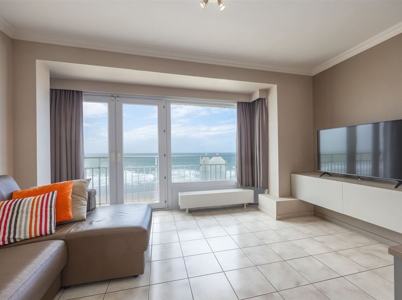 Dit prachtig gerenoveerde appartement, gelegen op de achtste verdieping van de residentie Sun Beach, biedt een unieke combinatie van comfort, licht en
