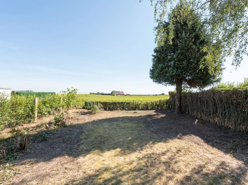 Te renoveren halfopen woning in Wortegem-Petegem.<br />
Deze halfopen bebouwing is rustig gelegen in een landelijke omgeving en biedt een mooi renovat