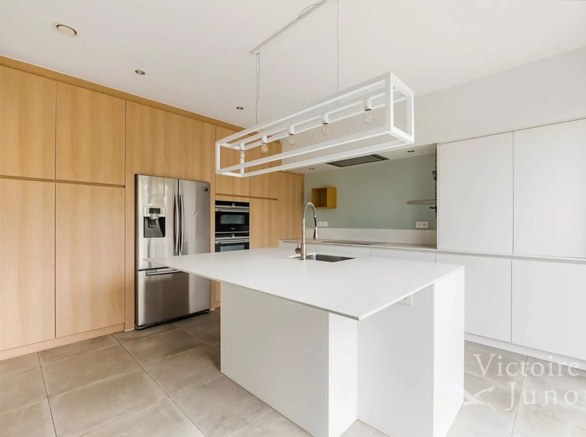 Sterrebeek  vlak bij het centrum: lichtrijke, edendaagse villa, gebouwd in 2018 op een zuidwest georiënteerd perceel van ± 18 are. De villa biedt bijz