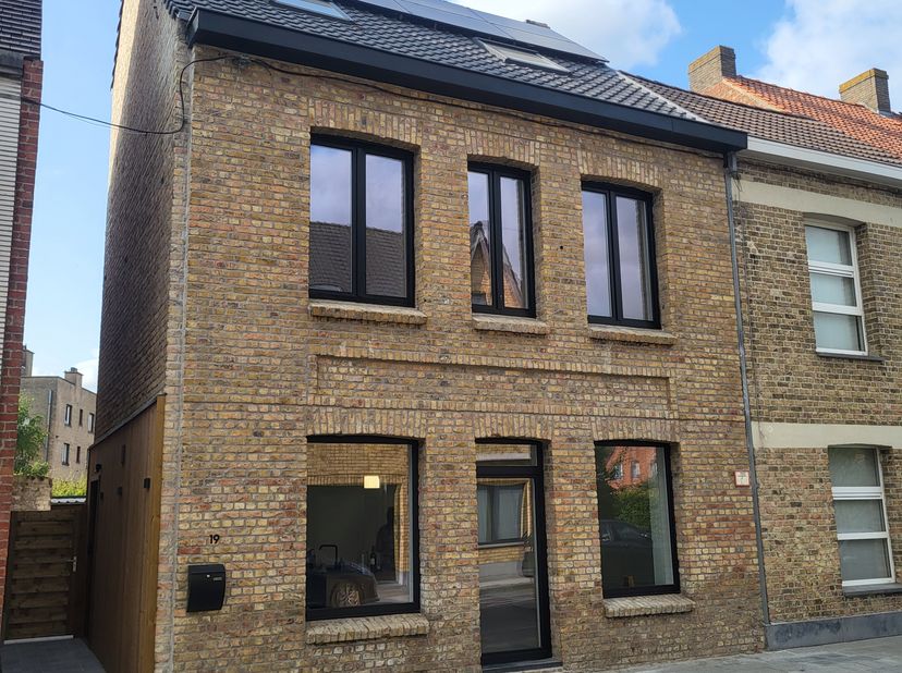 HUIS TE KOOP - CENTRUM DIKSMUIDE - HALFOPEN BEBOUWING - Grauwe Broederstraat 19.<br />
<br />
KIJKDAG op afspraak 15/08/2026 van 8h00 tot 16h00 <br />