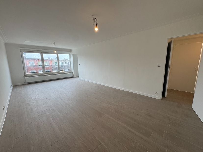 Volledig gerenoveerd tweeslaapkamer appartement te huur in een gebouw zonder lift.<br />
Er zijn in totaal 6 appartementen beschikbaar. Verdieping 1,