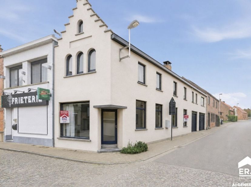 À vendre: maison mitoyenne située Bellestraat à Westouter, dans la pittoresque province de Flandre-Occidentale. Cette propriété constitue une base aut