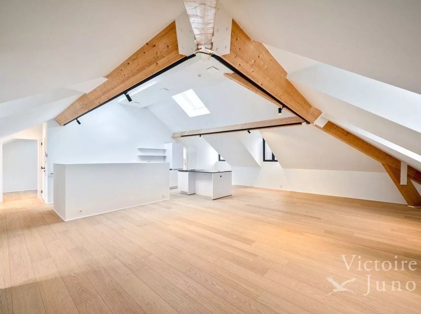Gepresenteerd door Mike Doolaeghe - Tel. : +32 471 65 85 85 - E-mail : mike.doolaeghe@victoire.be<br />
Victoire Junot biedt dit mooie duplex penthous