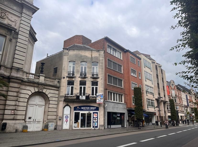 Ruime, lichtrijke studio op de derde verdieping aan de achterzijde van het gebouw met lift, gelegen aan de Bondgenotenlaan. De studio beschikt over ee
