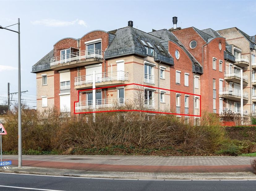 Dit ruime appartement aan de Hermansstraat in Duffel biedt de ideale combinatie van comfort en gemak. De woning beschikt over een lichte woonkamer met