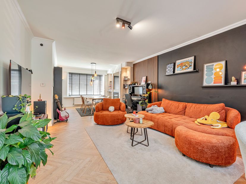 Woning met 3 slaapkamers te huur in Menen!<br />
We komen binnen via de inkomhal die rechtstreeks toegang geeft aan de leefruimte met een volledig ver