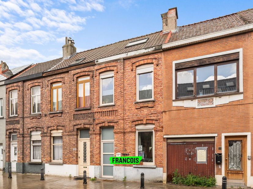 Deze gezellige woning bevindt zich in de rustige Limbastraat in Gent, vlak bij de prachtige groenzone van de Wondelgemse Meersen. Dankzij de doodlopen