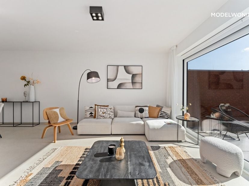 [[ DIT PAND NEEMT DEEL AAN DE ERA OPEN HUIZEN DAG OP 19/9 VAN 13:00 TOT 14:00 ]] Je betreedt deze halfopen woning via de inkomhal met gastentoilet. Va