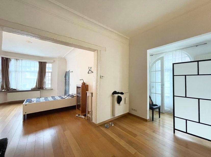 AUDERGHEM, wijk Hankar, dicht bij winkels en vervoer, grote studio in loftstijl van 71 m². Gelegen op de 1e verdieping van een flatwoning, bestaat het