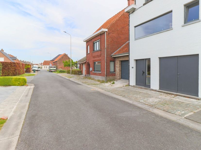 Ideale ligging , in alle rust maar toch dicht bij invalswegen vinden we deze leuke woning met veel troeven , binnen inkomhal met daarnaast een zeer ru