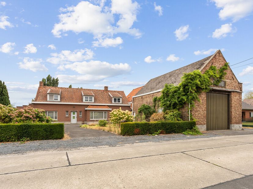 Te koop: Charmante, te renoveren woning/hoeve op 15.786 m² met loods.De woning en loods liggen in woongebied, achterliggend is er 14.286 m² agrarisch