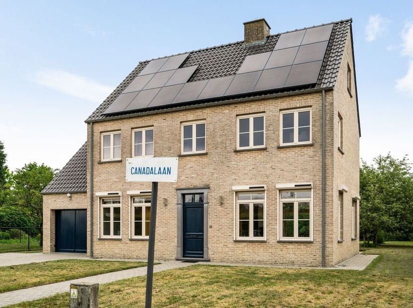 Ruime gezinswoning met 5 slaapkamers en garage op 882 m²<br />
<br />
<br />
Deze ruime gezinswoning met 5 slaapkamers is gelegen op een gunstige loc