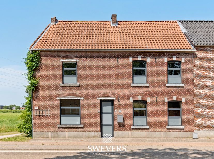 Voor meer info en foto’s, surf naar www.swevers.be – Deze ruime halfopen bebouwing aan de Tongersesteenweg 202 in Sint-Truiden biedt een zee aan ruimt