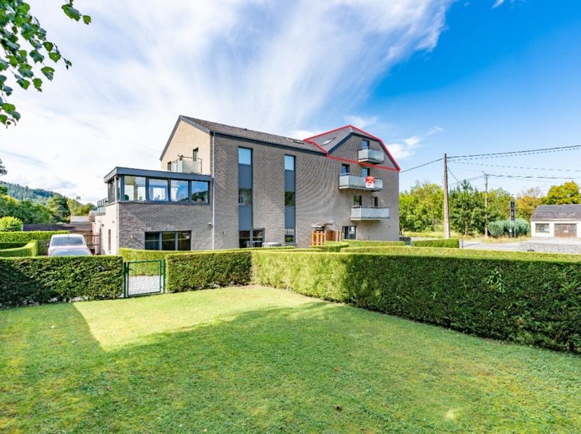ERA B-LUX vastgoed heeft het genoegen u dit elegante appartement met 2 slaapkamers in Hampteau voor te stellen. Gelegen in een rustige en landelijke o