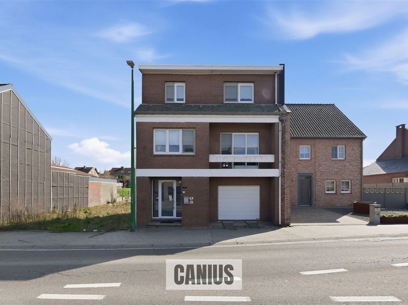 CHARMANTE BEL-ETAGE WONING MET 3 SLAAPKAMERS<br />
<br />
Deze bel-etage woning, gelegen aan de Steenweg 171 in Gingelom, biedt een uitstekende comb