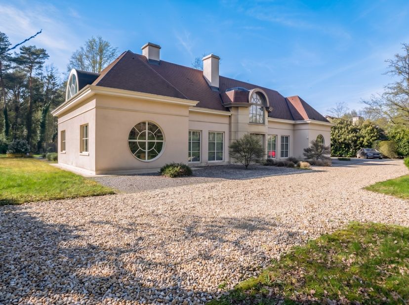 Aan de felbegeerde, lommerrijke Eikenlaan in Belsele verheft zich deze indrukwekkende en stijlvolle villa. Een zeldzaam aanbod waar royale volumes (41