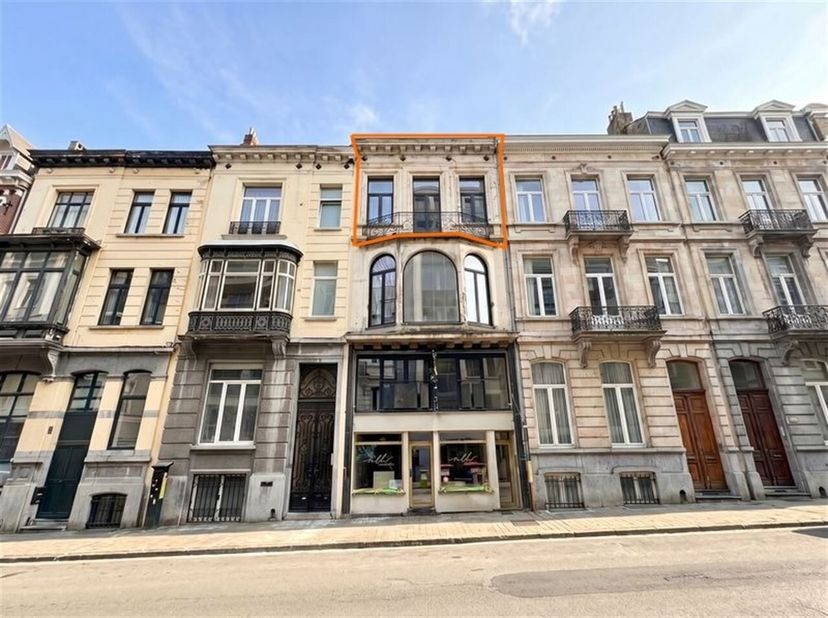 TROP TARD: En cours de signature de compromis <br />
Appartement avec combles aménagés, 3 chambres, première occupation après travaux, idéalement situ