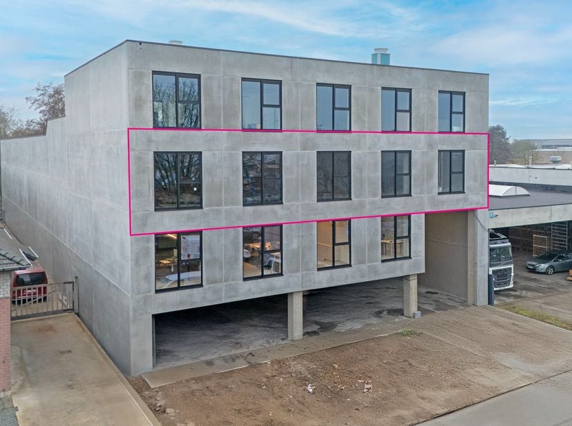In deze nieuwbouwontwikkeling wordt een moderne afgewerkte kantoorruimte van 295 m² gerealiseerd op de 2de verdieping. Gelegen in de industriezone van