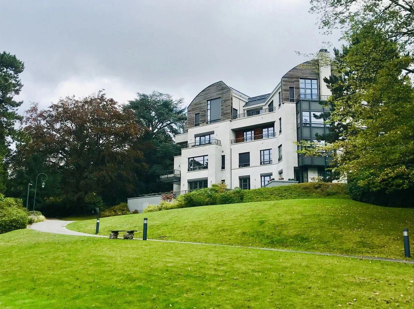 Gelegen op korte afstand van het Woluwe Park en het Tram Museum, biedt dit prachtige luxe gemeubileerde appartement een oppervlakte van ongeveer 193 m