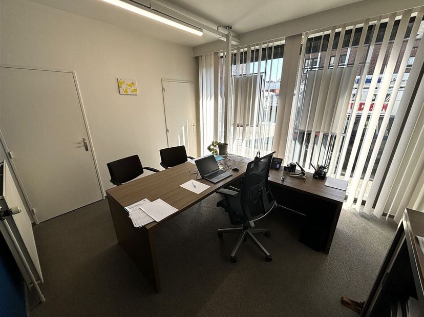 Immeuble de bureaux spacieux dans un emplacement de choix à Meerhout<br />
Emplacement :<br />
Très bien situé dans le centre de Meerhout, avec divers