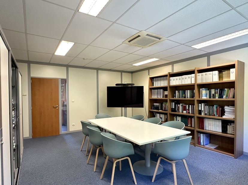 LASNE, situé entre Lasne et Waterloo, dans un business center entouré de verdure et à proximité des commerces. Spacieux BUREAUX d'une surface total de