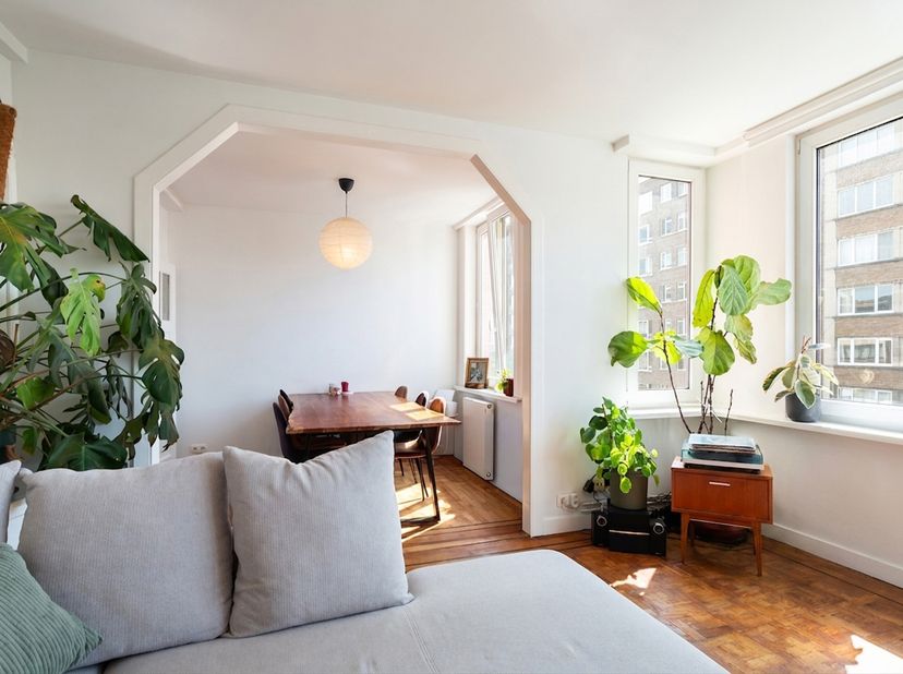 Situé à l'angle de l'avenue Camille Huysmans, au cœur du quartier branché de l'Exposition, ce charmant appartement d'environ 64 m² bénéficie d'un empl