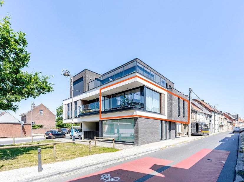Uitstekend gelegen energiezuinig appartement met parking in het centrum van Zwevezele.<br />
<br />
Indeling: inkomhall, gastentoilet, open ingerichte