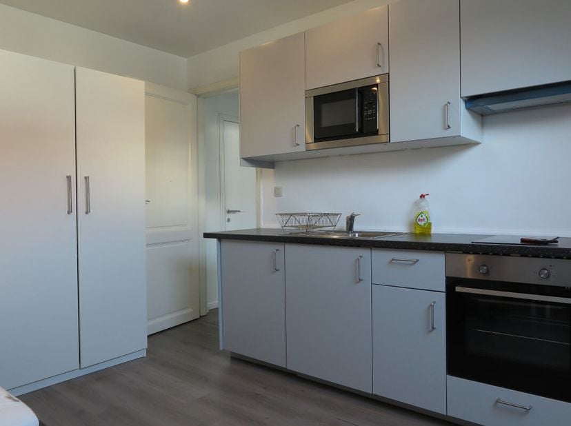 Quartier Châtelain, studio se trouvant au 1er étage d'une maison bruxelloise. Il comprend un hall d'entrée, un "espace de vie" comprenant un "coin à d