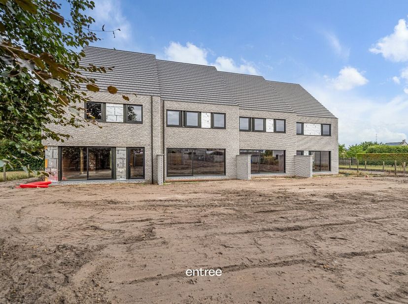 Deze nieuwe, gesloten BEN-bebouwing (lot 2) is in volle opbouw en is gelegen op wandelafstand van het centrum van Zaffelare.<br />
Wat je dagelijks no