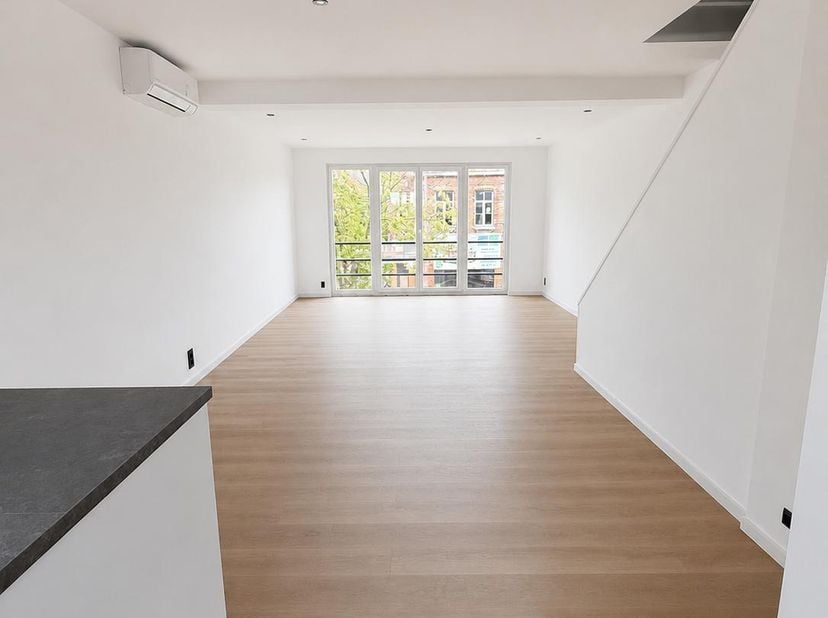 Nieuw gerenoveerde woonhuis met warmtepomp/airco<br />
<br />
- 90 m² gerenoveerd duplex met 2 slaapkamers<br />
- Splinternieuwe keuken, ramen en vlo