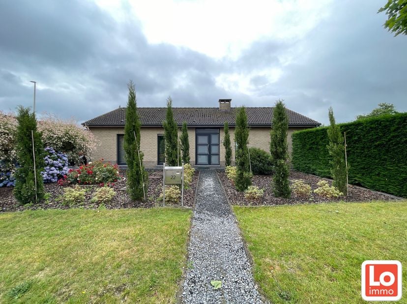 Goed rustig gelegen bungalow met 2 slaapkamers en een zonnige tuin op een terrein van 804m². Deze woning is gelegen in een rustige buurt en toch nabij