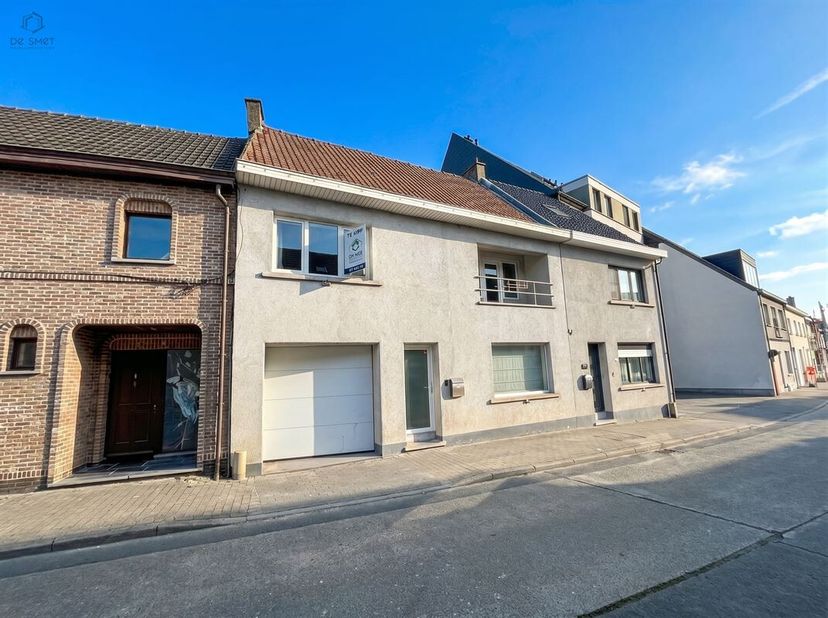 Près de la gare, des arrêts de bus et des routes d'accès vers l'E40, vous trouverez cette maison familiale prête à emménager dans la rue des Stations