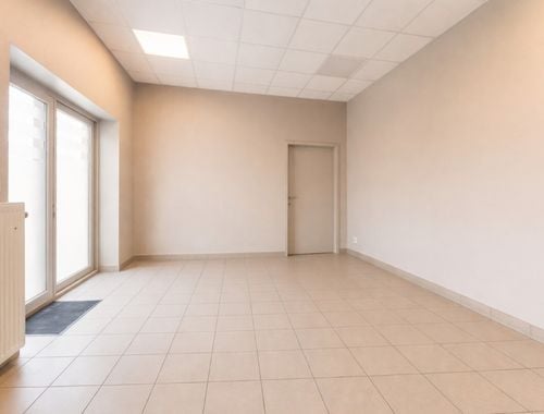                                         Bâtiment d’entreprise à vendre à Sint-Eloois-Vijve, € 299.000
