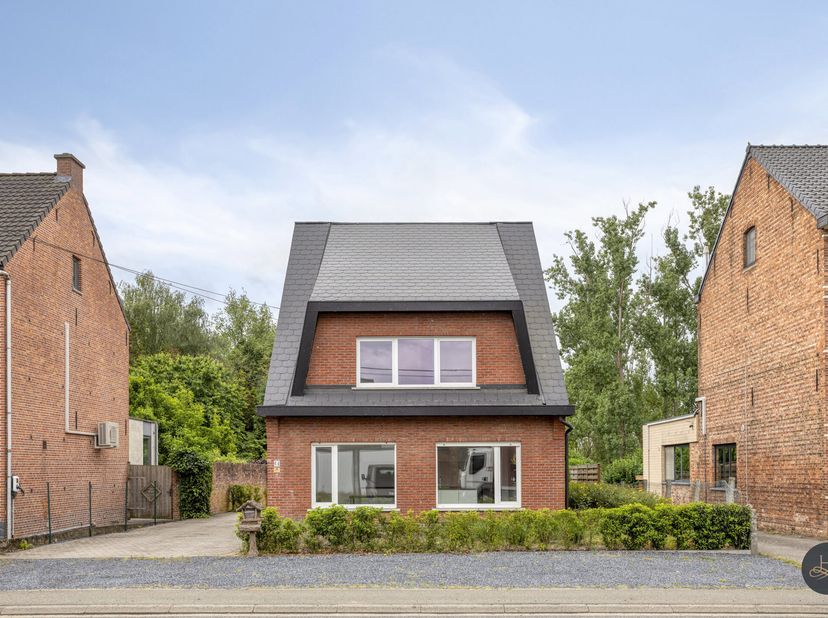 Meer info via 016/199 348 of info@homixx.be<br />
Deze gezellige en recent gerenoveerde woning is zeer centraal gelegen vlakbij winkel, scholen, openb
