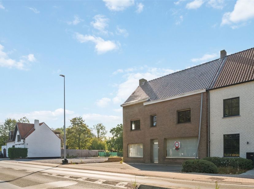 Op zoek naar een renovatieproject met uitzonderlijk veel potentieel? Deze halfopen bebouwing is centraal gelegen in Ruddervoorde en biedt een uitsteke